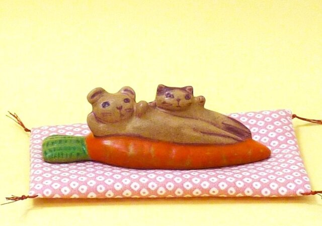 ねこ部屋でうさぎとおねんねねこちゃんパネル　ハンドメイド うさにゃん招き（寝ころび） | iichi 日々の暮らしを心地よくする