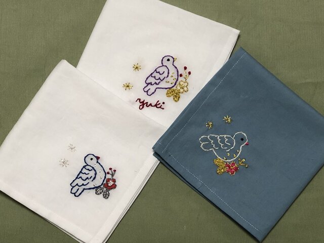 コットンの刺繍ハンカチ☆花と小鳥 | iichi 日々の暮らしを