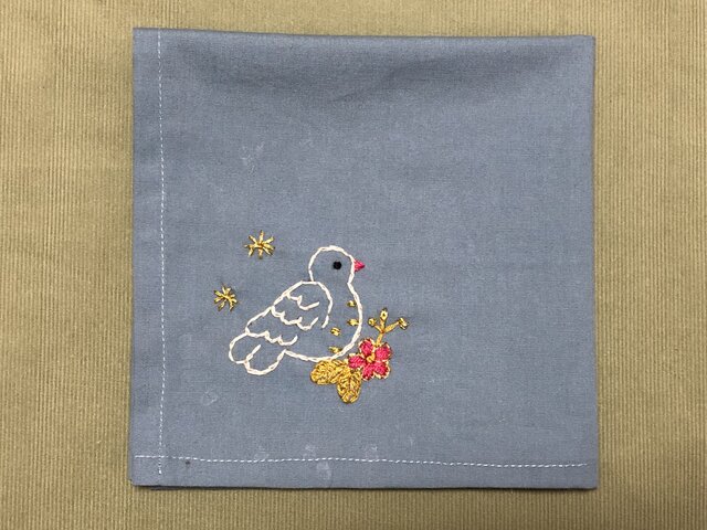 コットンの刺繍ハンカチ☆花と小鳥 | iichi 日々の暮らしを