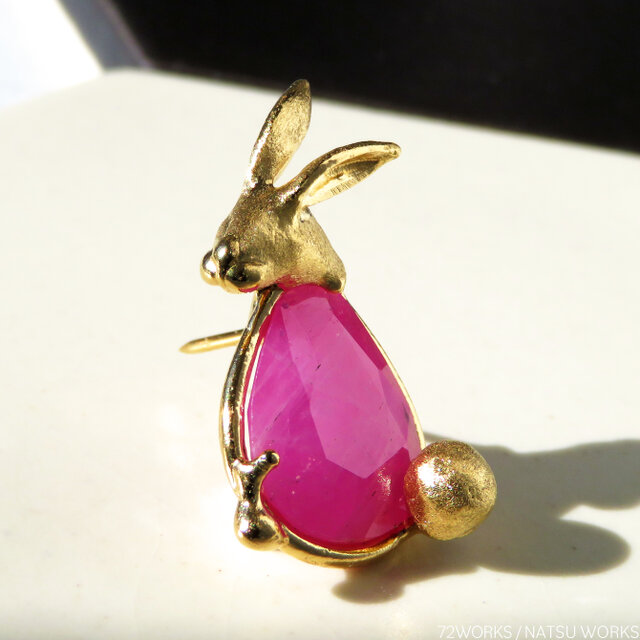 うさぎのルビー ブローチ / Ruby Rabbit Brooch | iichi 日々の暮らし