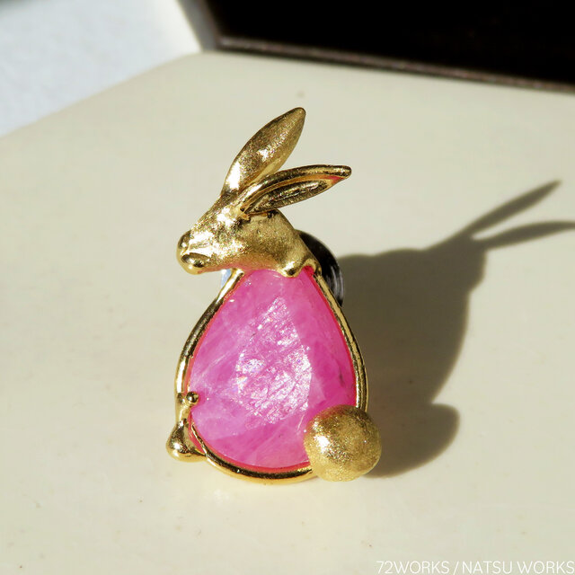 うさぎのルビー ブローチ / Ruby Rabbit Brooch | iichi 日々の暮らし