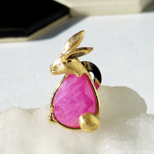 うさぎのルビー ブローチ / Ruby Rabbit Brooch | iichi 日々の暮らし