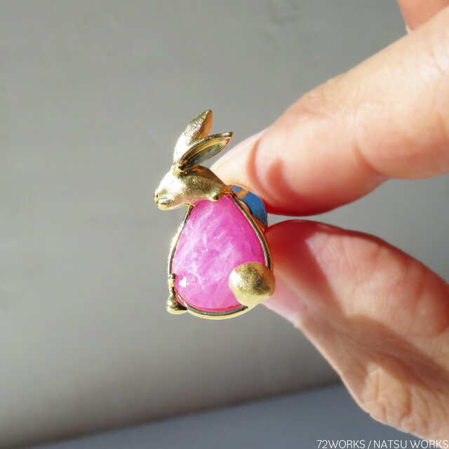 うさぎのルビー ブローチ / Ruby Rabbit Brooch | iichi 日々の暮らし