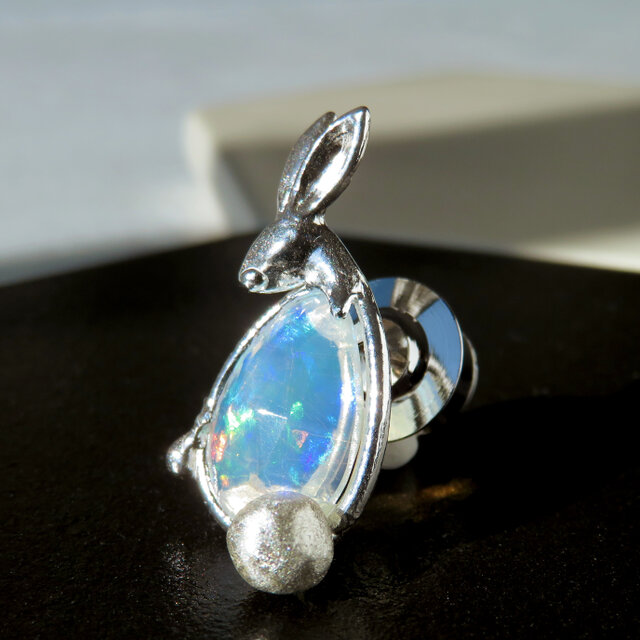 うさぎのオパールブローチ / Opal Rabbit Brooch | iichi 日々の暮らし