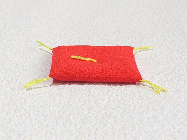 お人形置物用敷物 薄座布団 正絹ちりめん生地 朱赤色 6cm