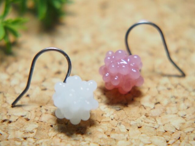 こんぺいとう1粒ピアス 濃白&もも色の画像1枚目