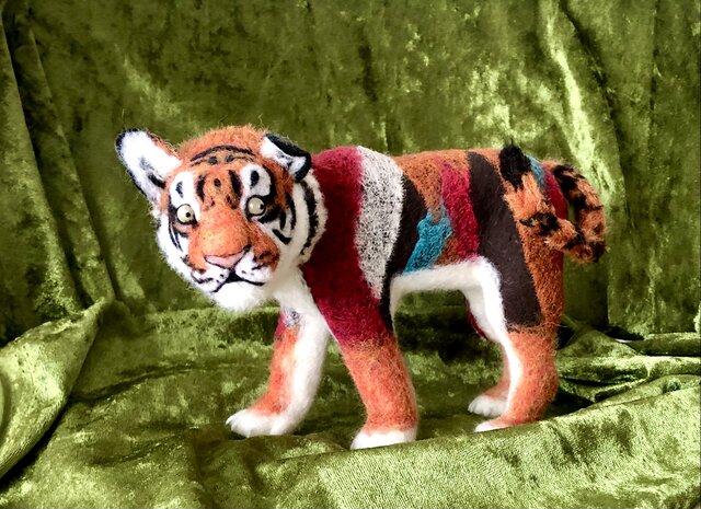 羊毛フェルトのカラフルタイガー | iichi 日々の暮らしを心地よくする