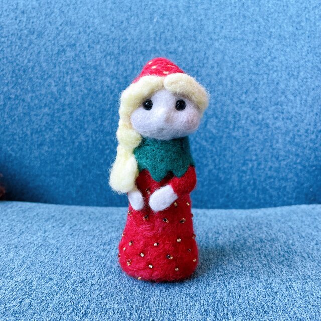 □受注製作【羊毛フェルト】いちごの妖精さん (赤) | iichi 日々の