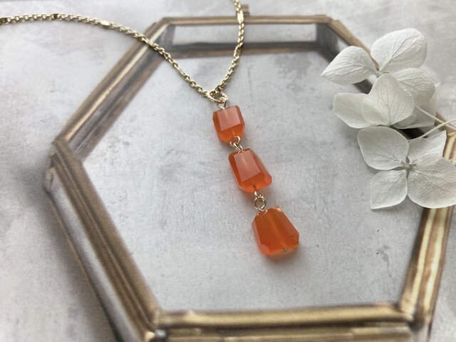 天然　カーネリアン（薄い赤瑪瑙）の無事牌スタイルネックレス ジュリコニア入り ✨可愛い✨3つのカーネリアンのネックレス | iichi 日々の暮らしを