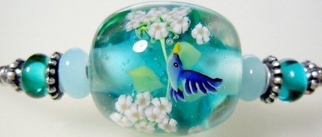 とんぼ玉チョーカー 花のまわりを飛ぶハチドリの画像1枚目