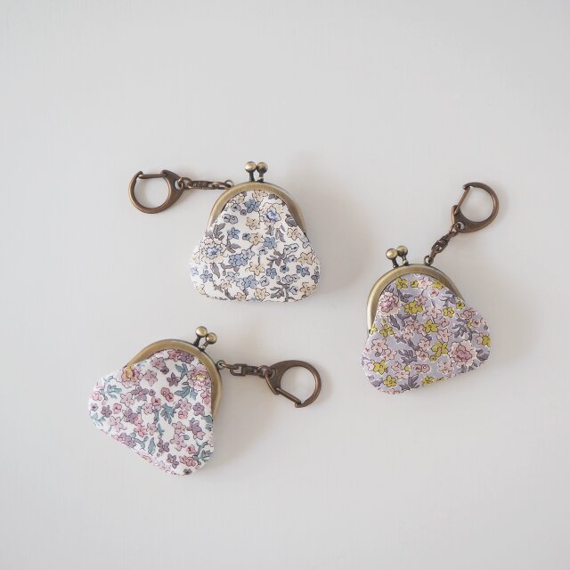 リバティ ハンドメイド がま口キーホルダー567 □リバティープリントのミニがま口キーホルダー / ジュディ□ chloe