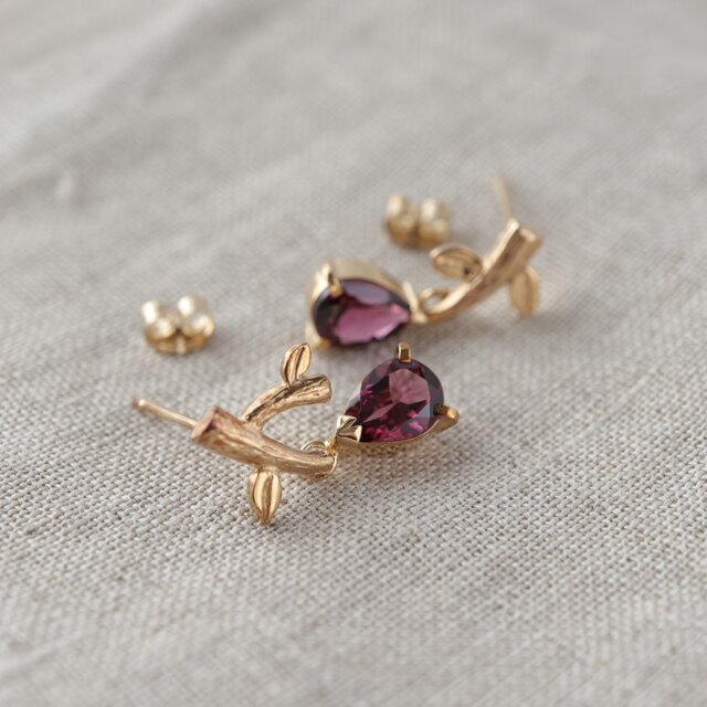 ★サンプルSale & 送料無料★ 1月の誕生石ガーネットの小枝ピアス