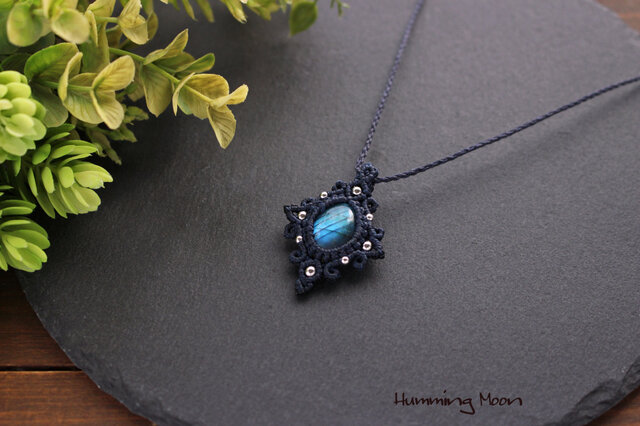 ラブラドライトのマクラメペンダントネックレス～ユリの紋章～／ダーク