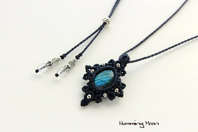 ラブラドライトのマクラメペンダントネックレス～ユリの紋章～／ダーク