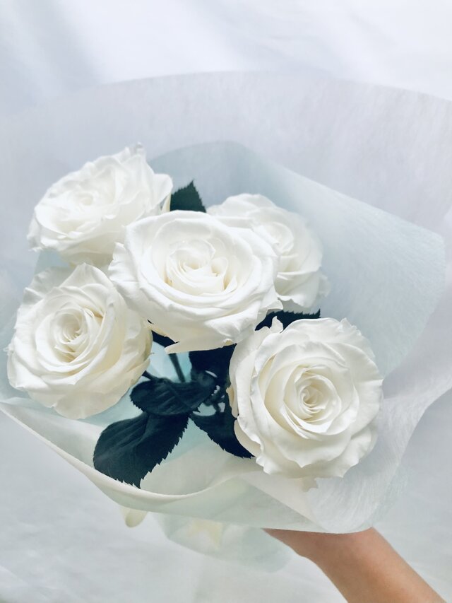 プリザーブドフラワー白い大輪の薔薇5本のふんわり花束ラッピング iichi 日々の暮らしを心地よくするハンドメイドやアンティークのマーケットプレイス
