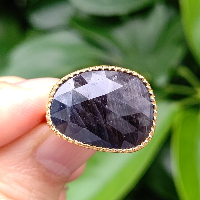 サファイア　濃いグレー　変形オーバル　チェックカット　シルバーSV925リング