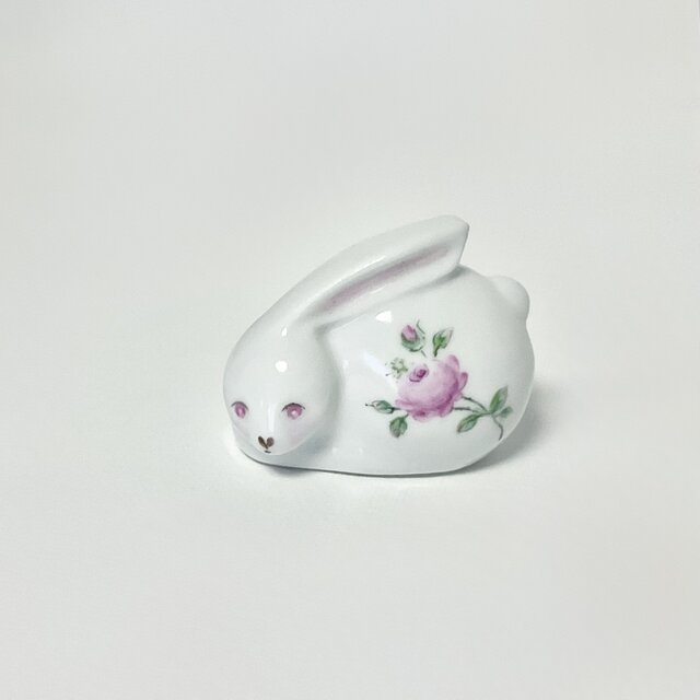 ピンクのバラの小さな雪ウサギ