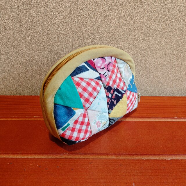 三角モチーフ　綿パッチワーク楕円型ポーチ（中）