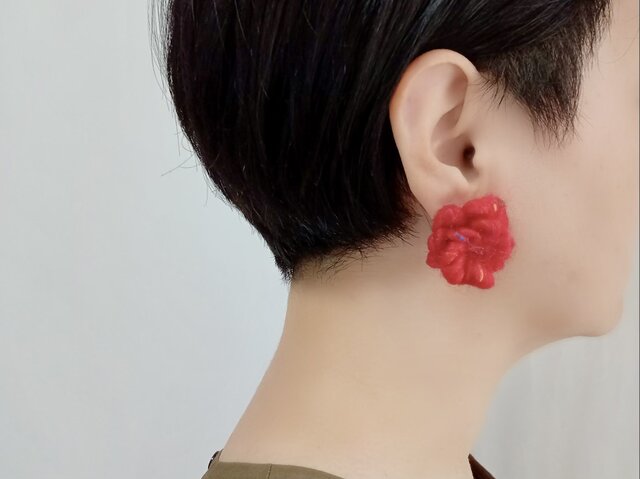赤い毛糸のピアス | iichi 日々の暮らしを心地よくするハンドメイドや