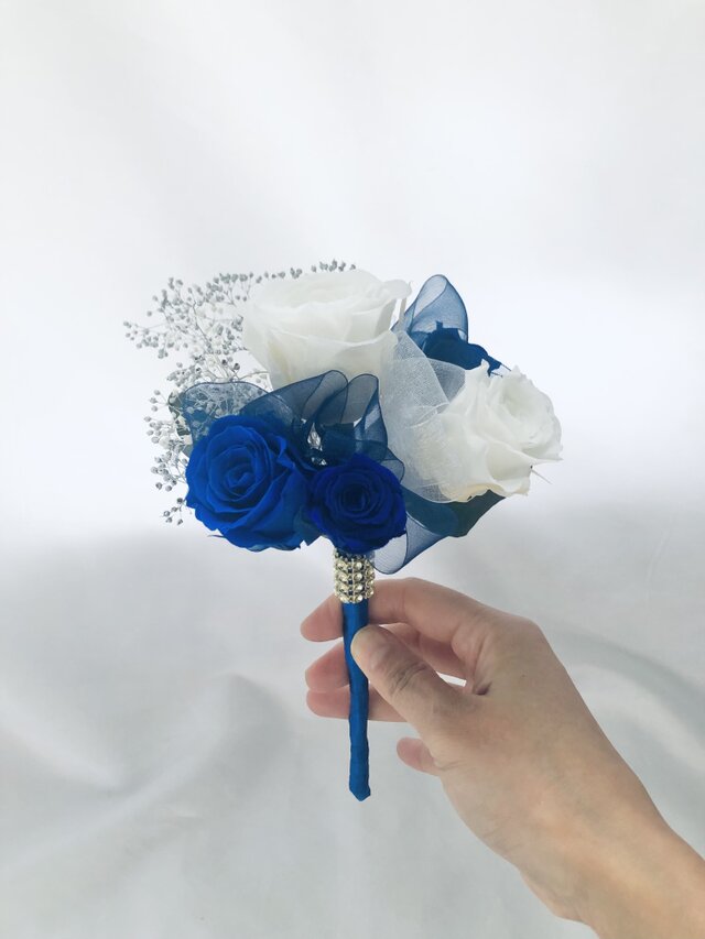 プリザーブドフラワー青と白薔薇のふんわり花束 | iichi 日々の暮らし