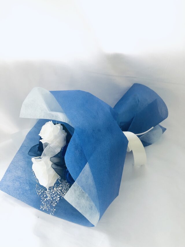 プリザーブドフラワー青と白薔薇のふんわり花束 | iichi 日々の暮らし