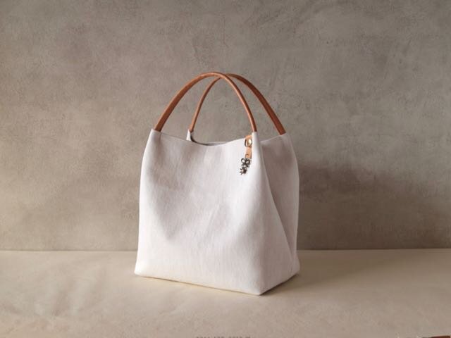 OFF WHITE SCULPTUREトートバッグ　ホワイトレザー Off-White™ Sculpture Tote Bag in White Colorway | Hypebae