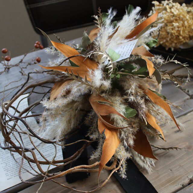 wreath「茜雲」№5　　グレビレアゴールドとパンパスグラスのリース　　　　ドライフラワーリース　　　ハーフリース