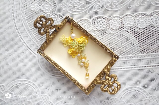 タティングの小花と雫玉のピアス〈ミモザ〉 | iichi 日々の暮らしを