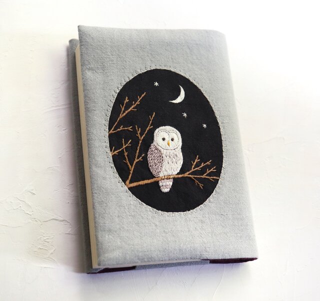 ハンドメイド刺繍ブローチ　909 満月の夜のフクロウ ハンドメイド刺繍ブローチ 909 満月の夜のフクロウ ハンドメイド刺繍