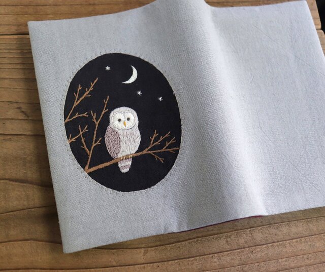 ハンドメイド刺繍ブローチ　909 満月の夜のフクロウ ハンドメイド刺繍ブローチ 909 満月の夜のフクロウ ハンドメイド刺繍