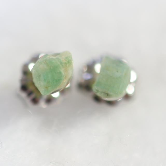 (１点もの・セール）エメラルド原石のスタッドピアス