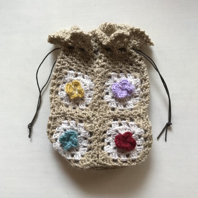 毛糸で編んだ渦巻きモチーフの巾着バッグ