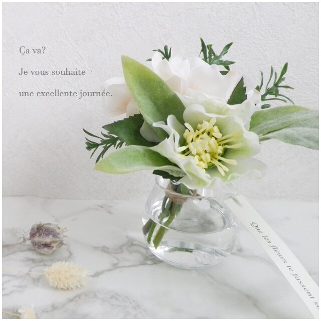 小さなピッチャーにこぼれないお水とホワイト＆グリーンのお花を可愛くいけて♪