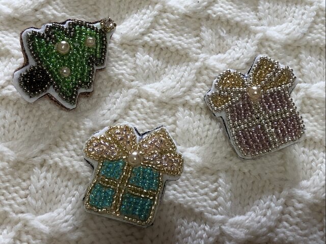 ミモザ ビーズ 刺繍 ブローチ ハンドメイドアクセサリー ビーズ刺繍のブローチ☆ミモザ | iichi 日々の暮らしを心地よく