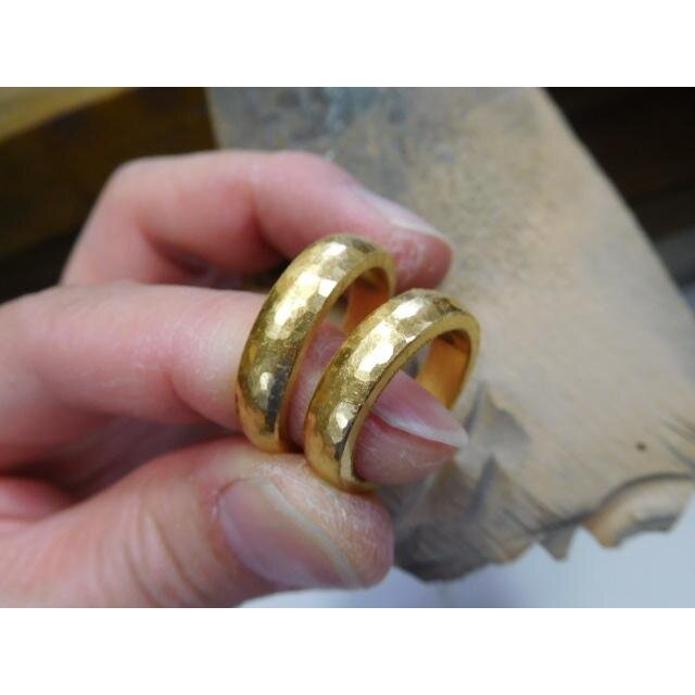 k24 結婚指輪【純金×鍛造】幅広い5mm 太い槌目の甲丸リング くすみ加工