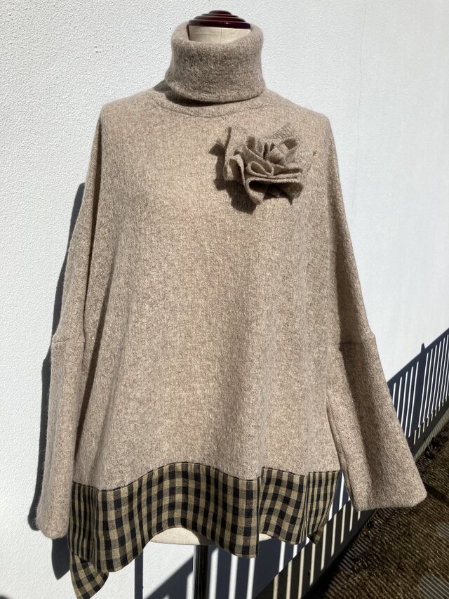 honakana タートルネックオーバーサイズプルオーバー ブローチ付 -ベージュ-