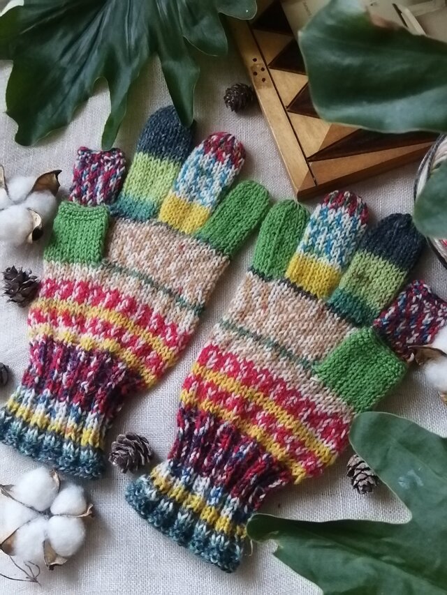 春色手袋〜オパール毛糸のスマホ対応５本指手袋 | iichi 日々の暮らし