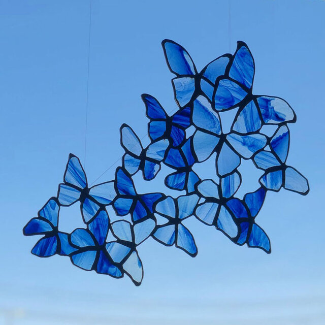 ステンドグラス サンキャッチャー 青い蝶 ～モルフォ～ | iichi 日々の