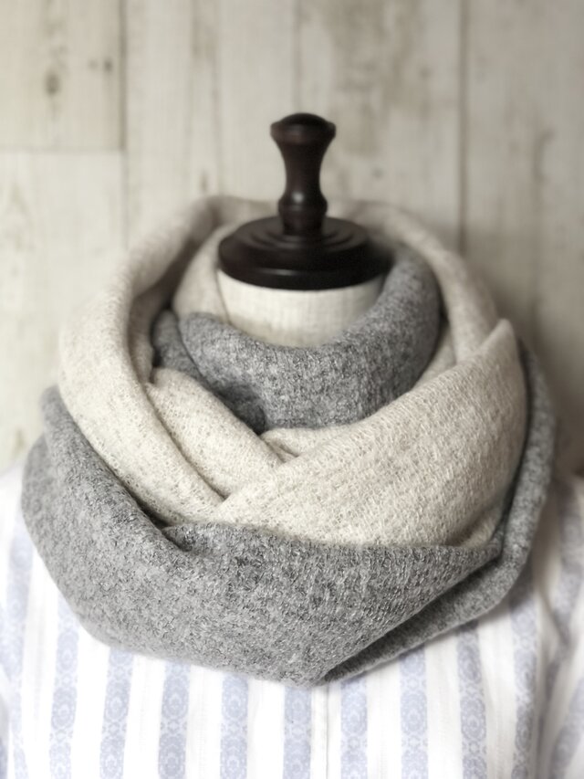 ボリュームたっぷり★タムニットのふんわりスヌード（エクリュ×ライトグレー）