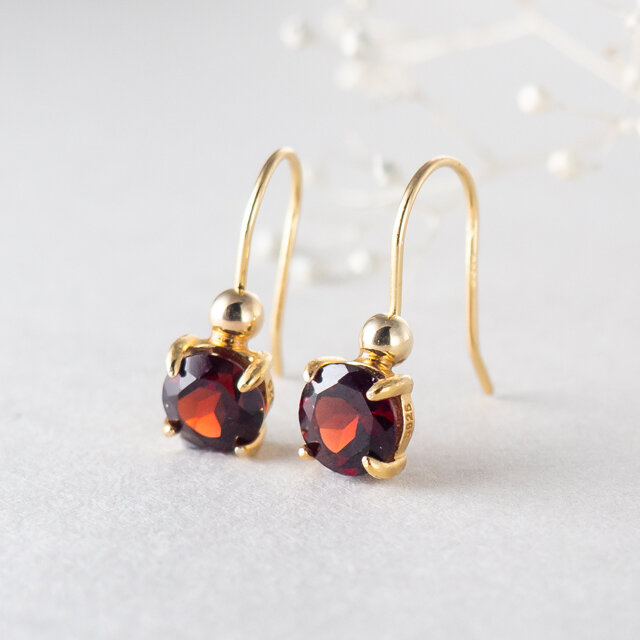 ＜訳あり＞6mmガーネットのシンプル・フックピアス