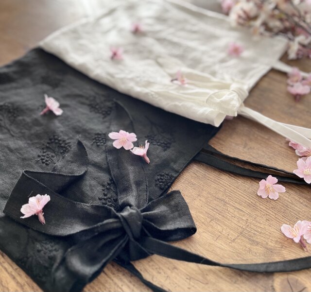 カスミ草刺繍リネンのぺたんこトートバッグ白の画像1枚目