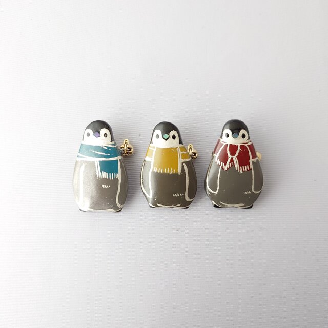 マフラー皇帝ペンギンひな 漆ブローチ | iichi 日々の暮らしを心地よく