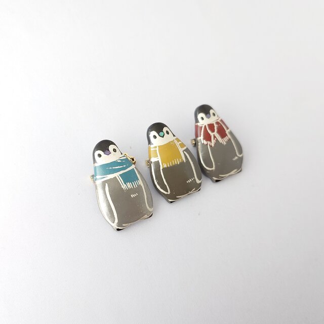 本べっこう　白甲　黒甲　仲良しペンギン　ブローチ マフラー皇帝ペンギンひな 漆ブローチ | iichi 日々の暮らしを心地よく