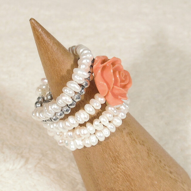練り珊瑚の薔薇と本真珠（淡水パール）、ヘマタイトのリング（指輪のサイズ：フリーサイズ、形状記憶ワイヤー、ホワイト） iichi  日々の暮らしを心地よくするハンドメイドやアンティークのマーケットプレイス