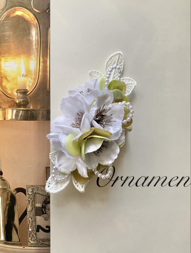 クレッセント(三日月)レースリーフコサージュ(ビーズ付)　＊卒業式＊入学式＊結婚式