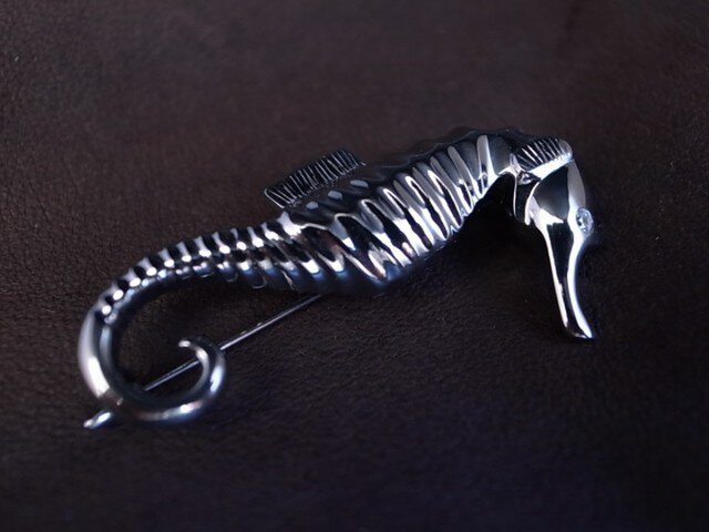 黒 タツノオトシゴのブローチ の画像1枚目