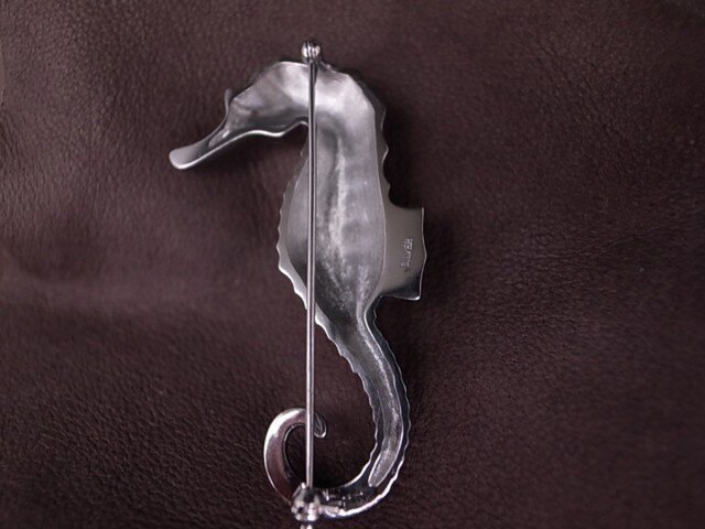 タツノオトシゴブローチタイタック 楽天市場】タツノオトシゴ ブローチの通販