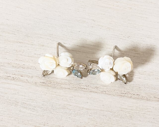 ホワイトフラワーブーケピアス | iichi 日々の暮らしを心地よくする