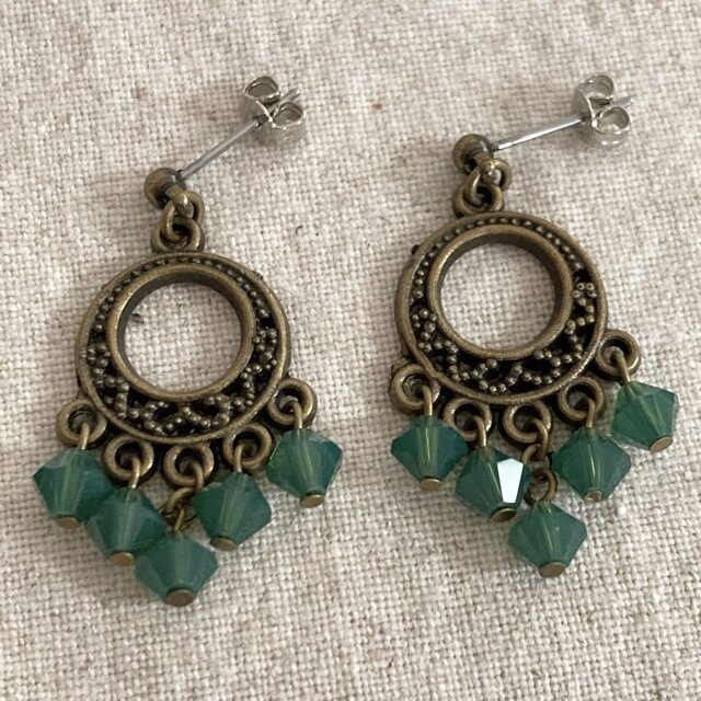 グリーンカラーのオーストリア製クリスタルガラスのピアス No.C390