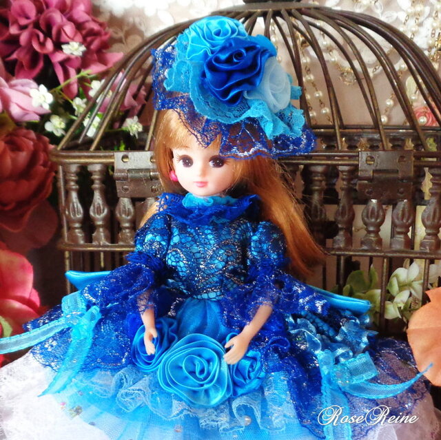 Barbie バービーの服：白と青の花のドレス、2つのアクセサリー人形、3